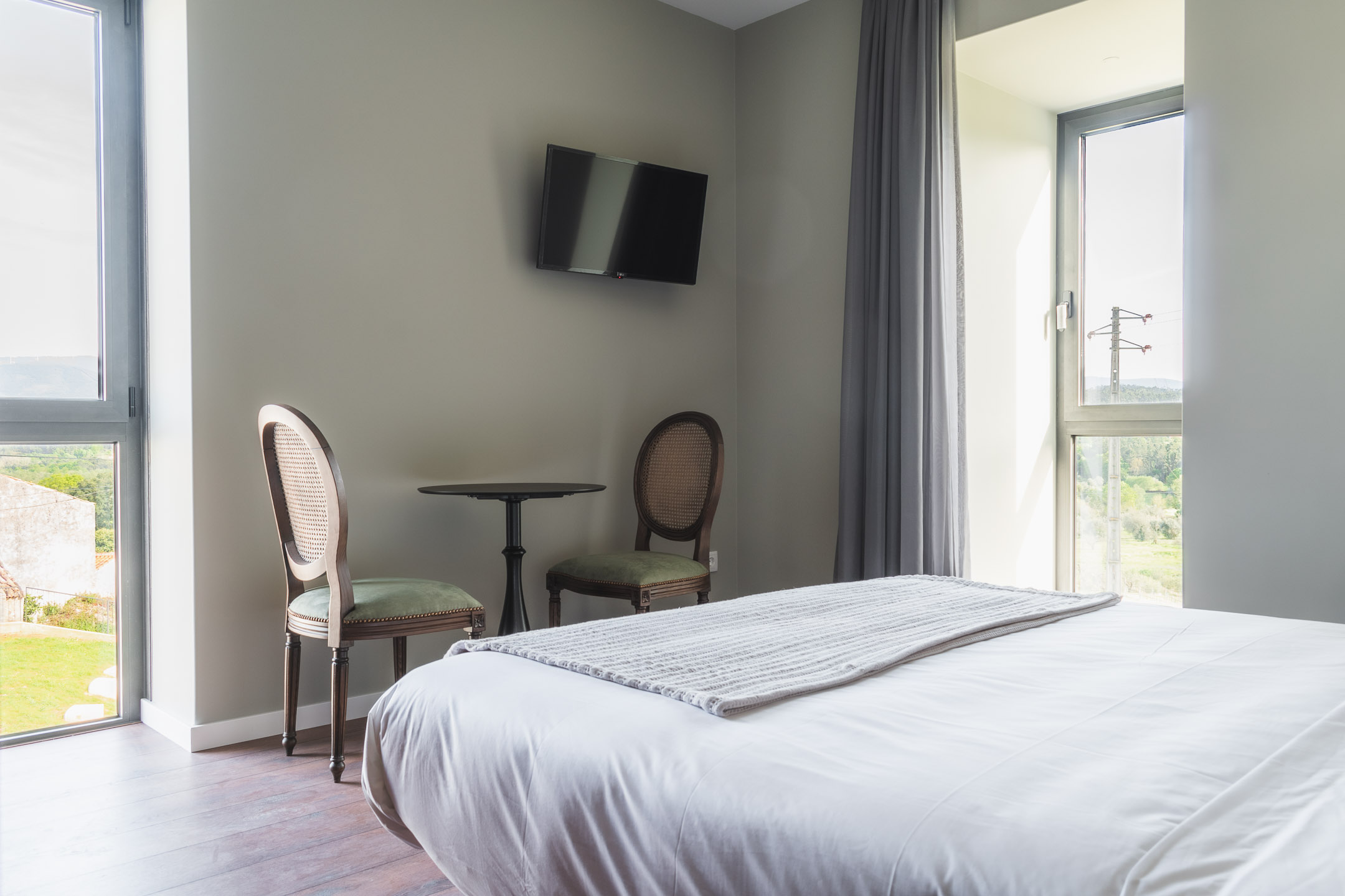 A bedroom with a large bed and modern decoration.